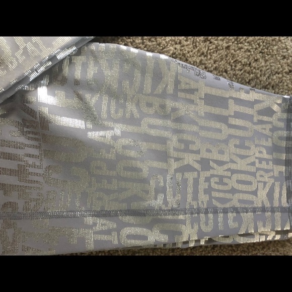 Fabletics High Waisted  POWERHOLD 7/8 Pant 1X Silver Allover Logo Active - Picture 4 of 6